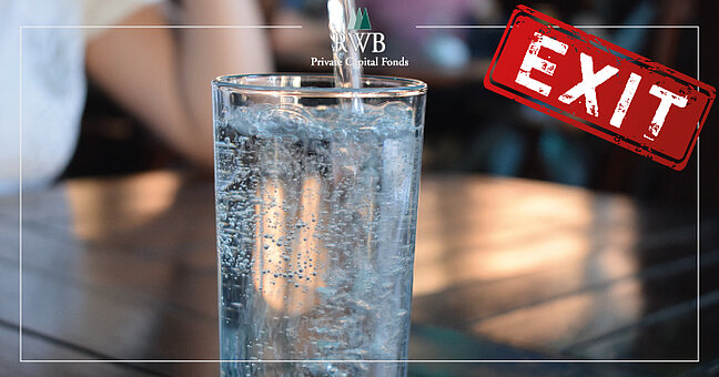 Glas Wasser wird aufgefüllt