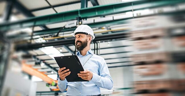 Mitarbeiter Qualitaetsmanagement in der Produktion