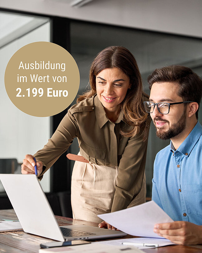 Frau und Mann vor Laptop