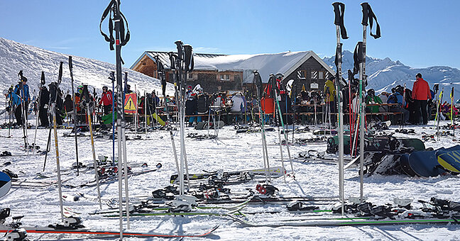 Skilandschaft mit Skier, Skifahrer und Blockhütte