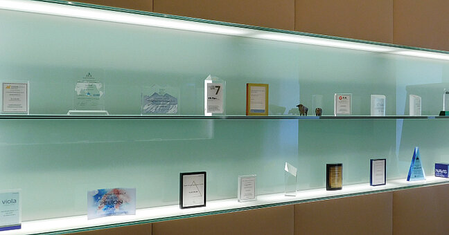 Glasvitrine mit Auszeichnungsgegenstände