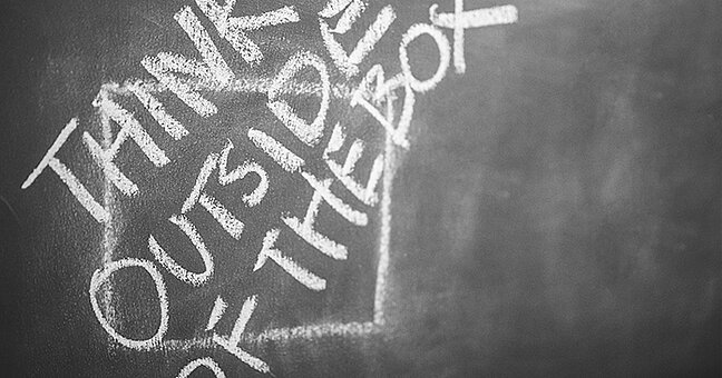 beschriftete Schiefertafel: Think outside of the box