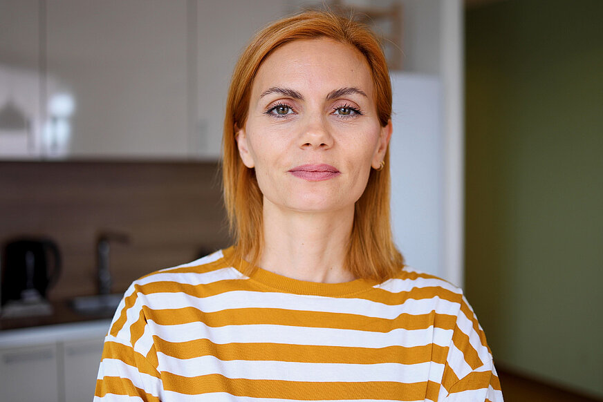 Frau blickt in die Kamera und fragt sich, was ein ELTIF ist