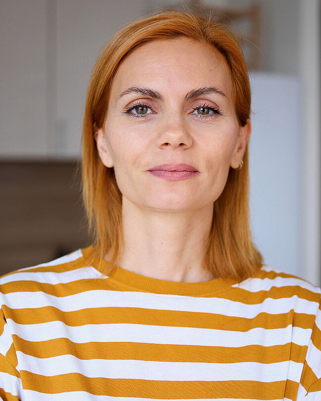 Frau mit Blick in die Kamera