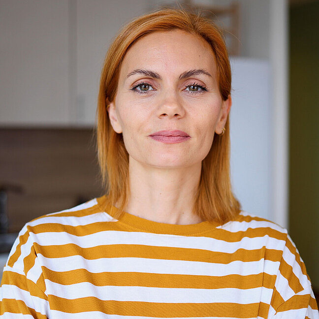 Frau mit Blick in die Kamera