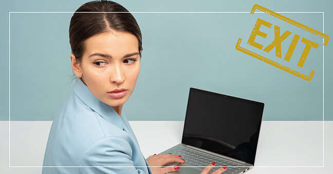 Frau vor Laptop