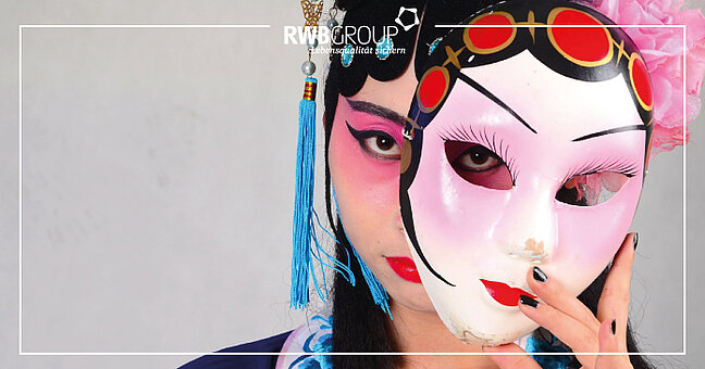 geschminkte Chinesin mit traditioneller Maske