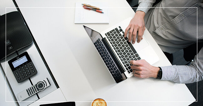 Mann mit Kaffee am Laptop