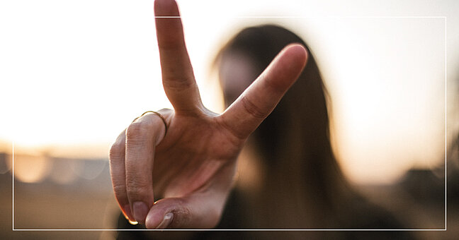 Zwei Finger symbolisieren die zweite Auszahlung des RWB International III