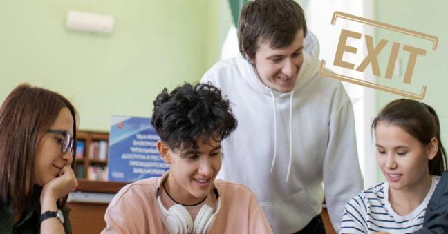 3 Jugendliche Schüler mit Lehrerin
