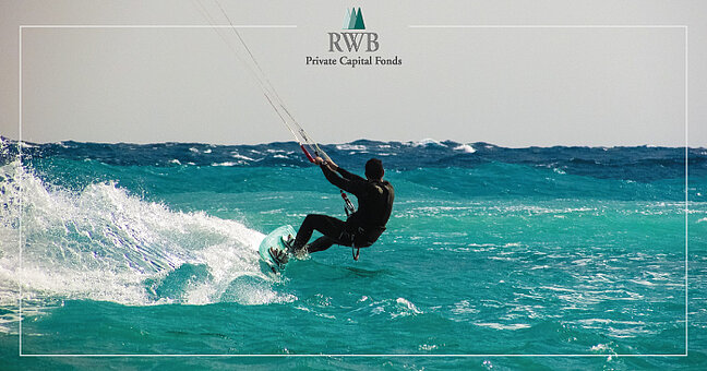 Mann beim Kiteboard-Surfen