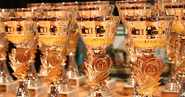 goldene verzierte Pokale