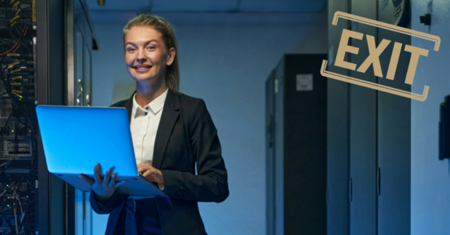 beleuchtete Frau stehend mit Laptop in der Hand
