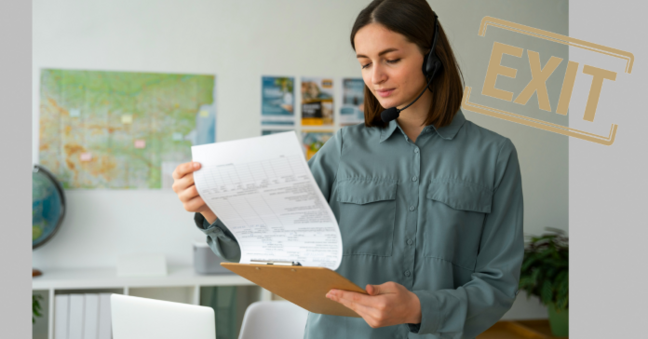 Frau mit einer offenen Memo-Tafel in der Hand