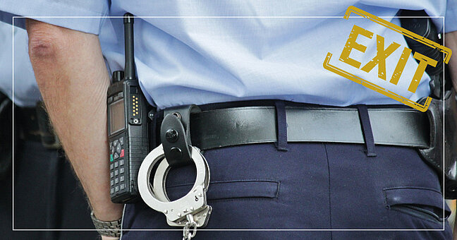 Funkgerät am Gürtel eines Polizisten